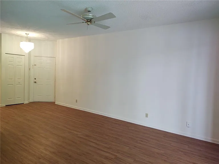 5801 Coach House Cir #B — Photo 9