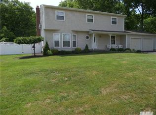 32 Griffin Dr, Mount Sinai, NY 11766