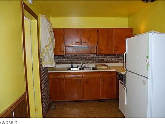 5th image of 302 S Cedar Ave