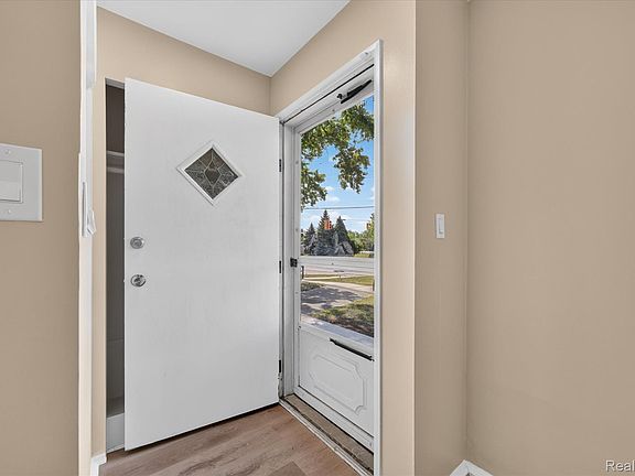 3rd image of 33618 Warren Rd