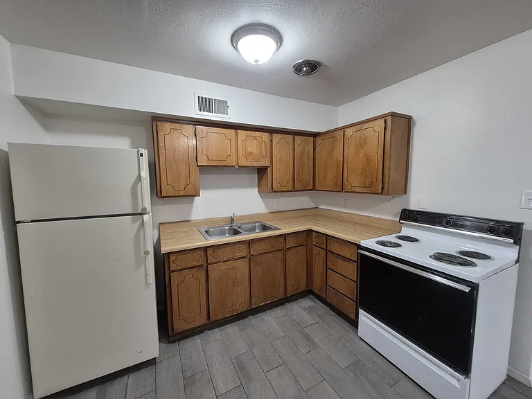 222 E 30th St #5 — Photo 3