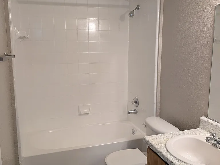 Lakeview Apartments — Photo 39