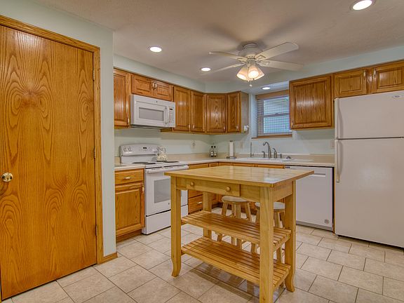 3rd image of 221 Sullivan Dr