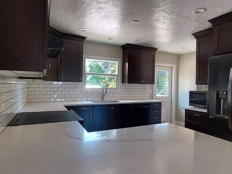 231 NE 10th Ave — Photo 9