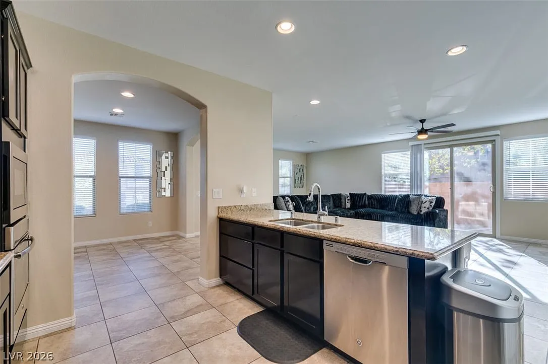 4 bed, 2.5 bath, 2630 sqft, $2,900 — Photo 4