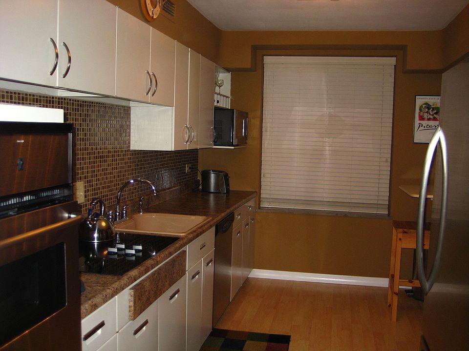 Large updated eat-in kitchen
