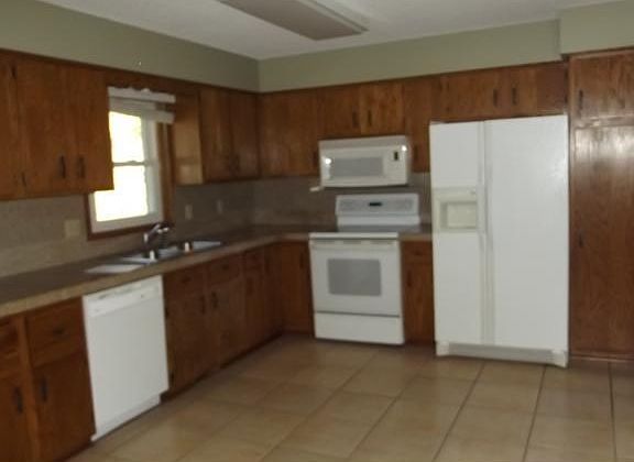4th image of 3658 Hadley Ct N