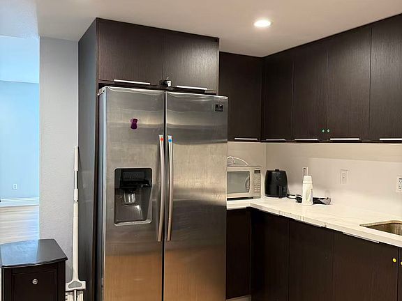 5th image of 2939 Leeward Ave #412