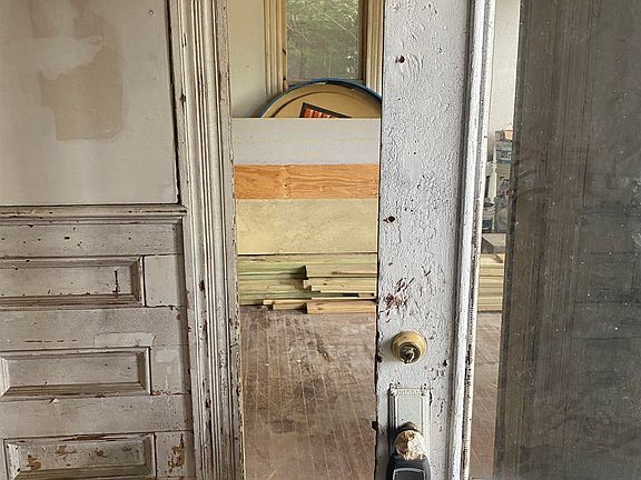 4th image of 3405 Washington St
