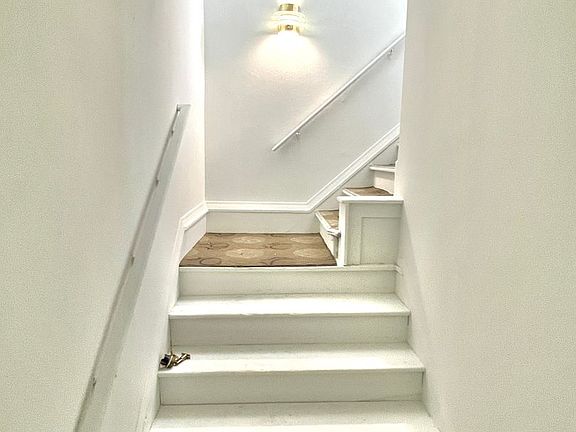 2nd image of 3527-3529 SE Belmont St #3527