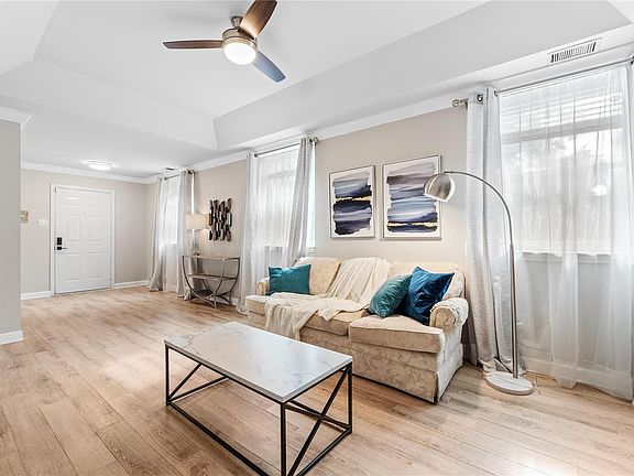 4th image of 533 Colebrook Dr APT A