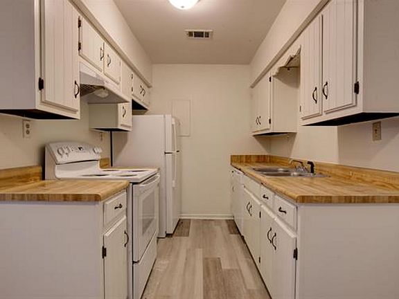 4th image of 22901 Baldwin St #B