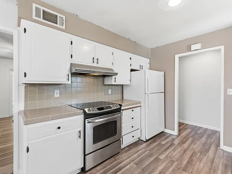 952 W Raymond Rd — Photo 6