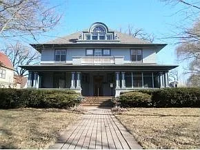 229 E Division St photo 1