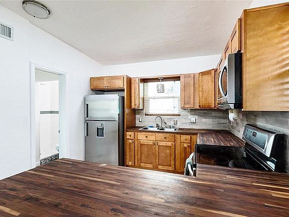 4th image of 945 182nd Ave E
