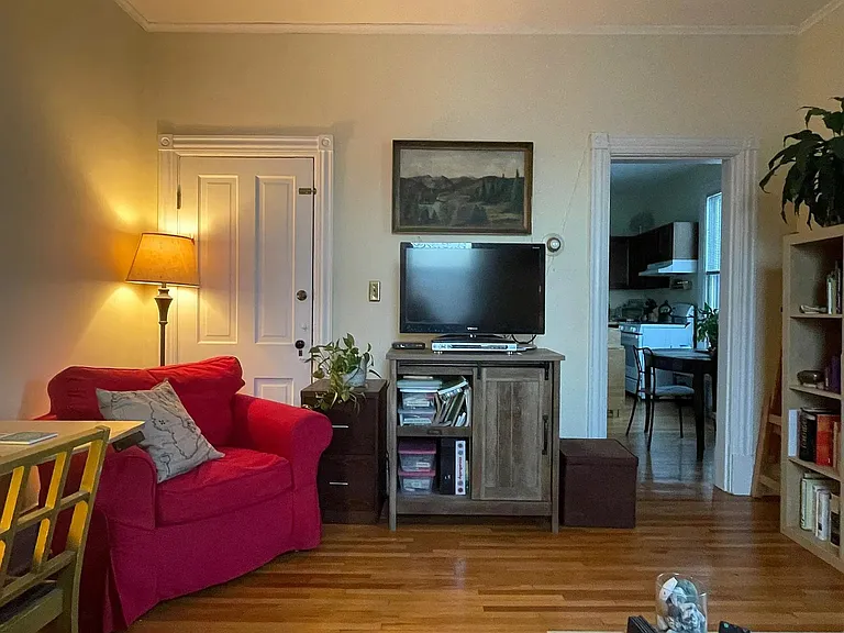 330 4th St NE #2 — Photo 3