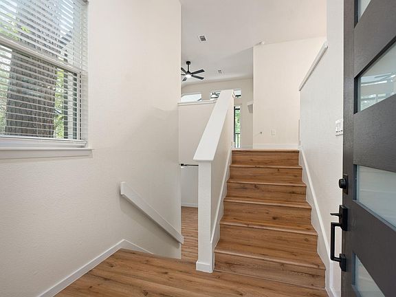 4th image of 30 Shallow Pond Pl