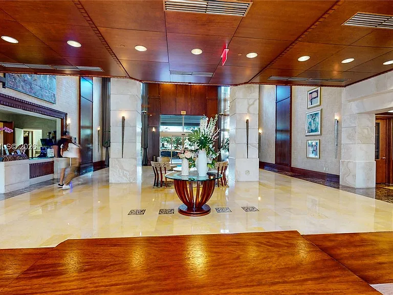 19501 W Country Club Dr #Penthouse 10 — Photo 17