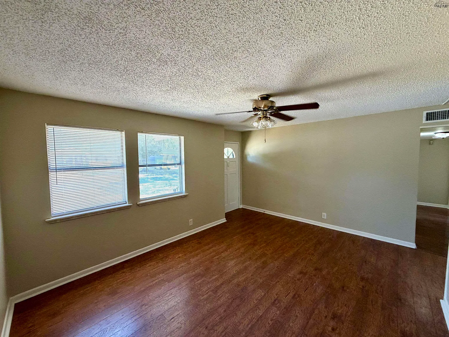 3 bed, 1.5 bath, 1081 sqft, $1,475 — Photo 3