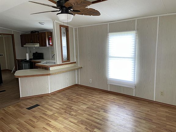 2nd image of 580 Circle St