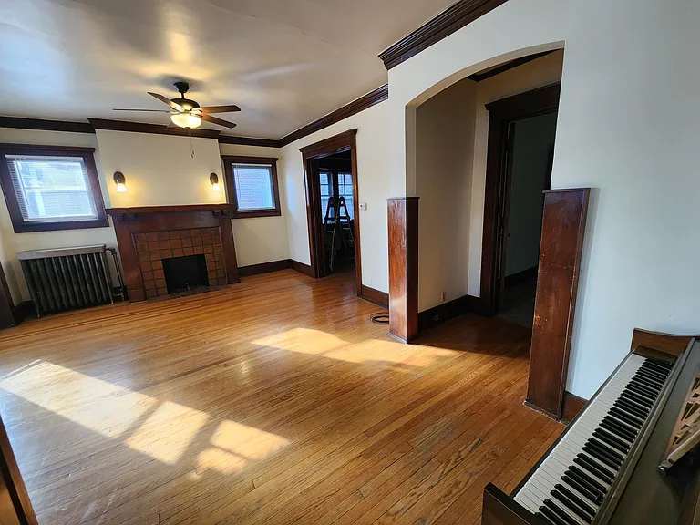 Living room, piano included if desired.
Very spacious room with high ceilings. Fire place not operable.