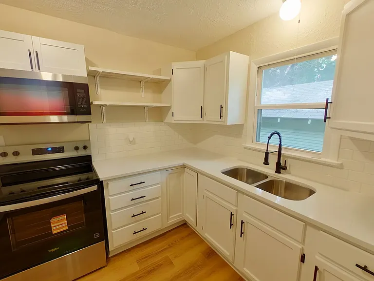 322 N Spruce St — Photo 3