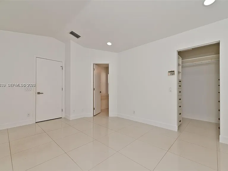889 Sand Creek Cir — Photo 17