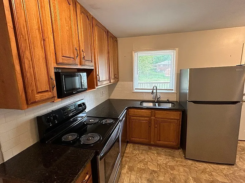 3 bed, 1.5 bath, 1082 sqft, $1,375 — Photo 2