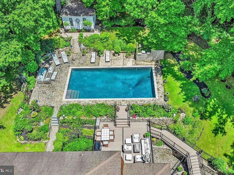 482 Gypsy Ln — Photo 1