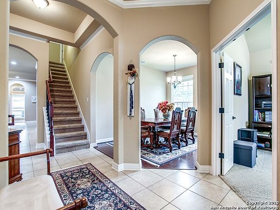 3rd image of 605 Oakmont Way