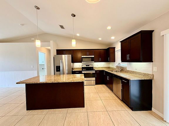 5th image of 519 SW 29th St