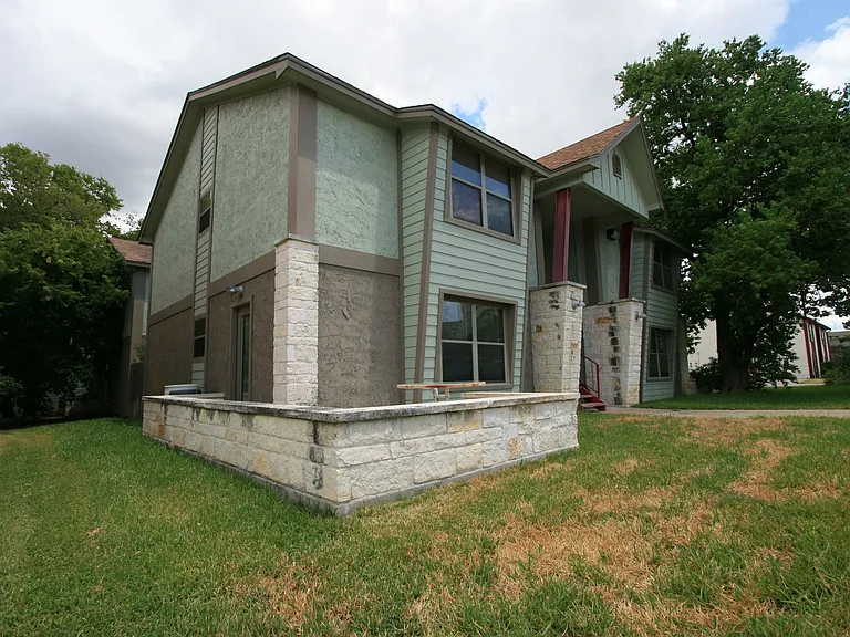 704 Gaytha Cir — Photo 12