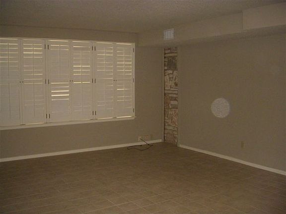 4th image of 703 Oakland Hills Ln