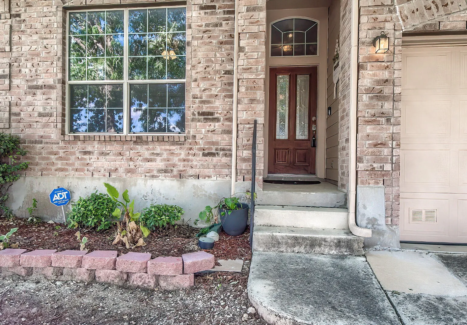 3 bed, 2.0 bath, 1584 sqft, $1,700 — Photo 3