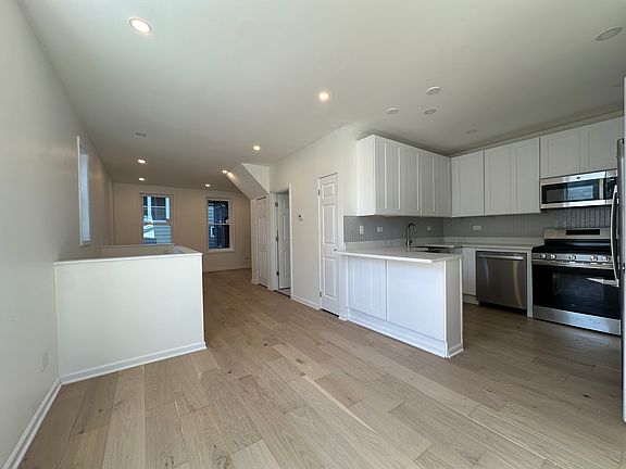 3rd image of 2037 N Damen Ave #Ch