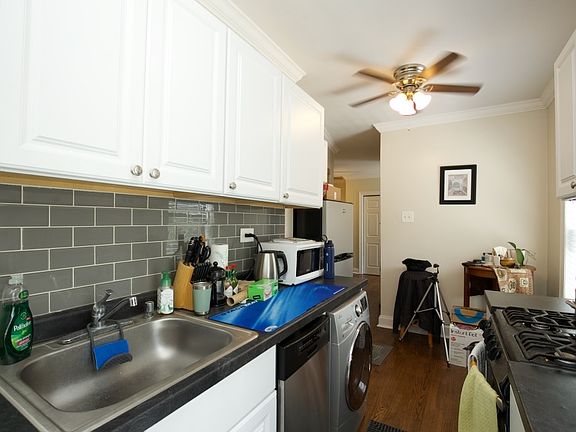 5th image of 837 W Cornelia Ave #S2