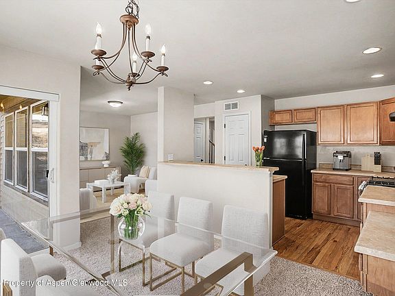 5th image of 124 E Cathedral Ct