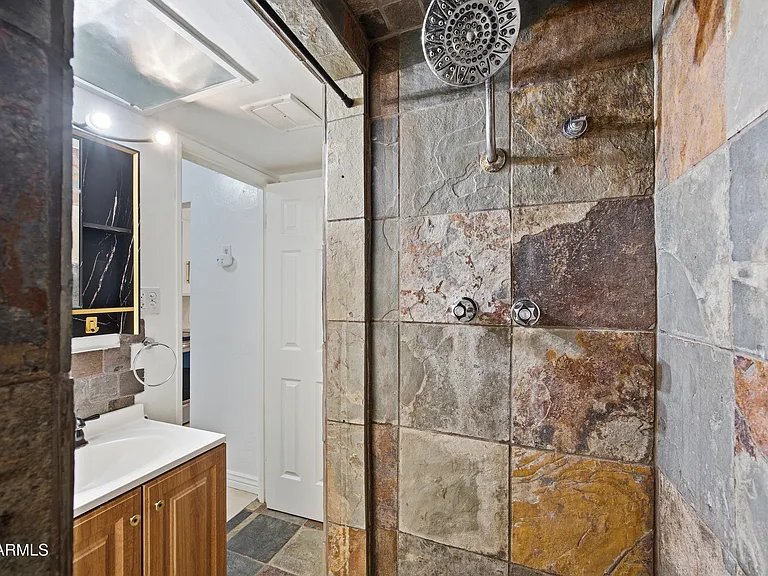 1031 E Vermont Ave — Photo 17
