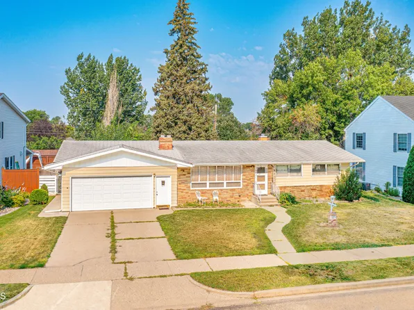 1505 4th Ave E, Williston, ND 58801