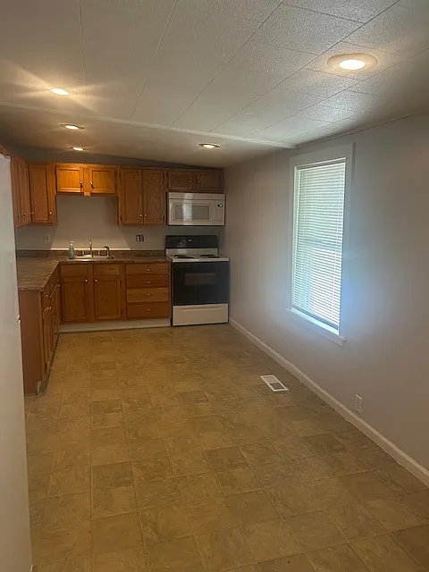 2 bed, 942 sqft, $900 — Photo 2