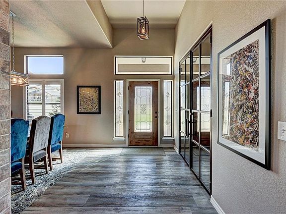 4th image of 225 Sarahs Ln