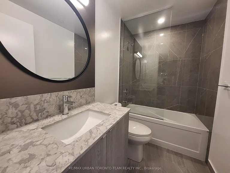 771 Yonge St #302 — Photo 4