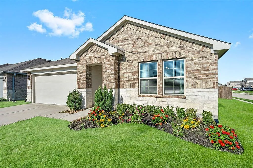 4 bed, 2.0 bath, 1885 sqft, $2,300 — Photo 2