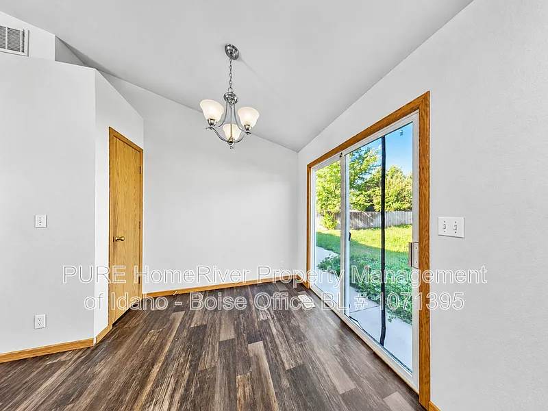 3 bed, 2.0 bath, 1100 sqft, $1,950 — Photo 4
