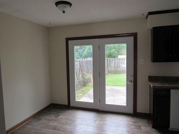 eating area in kitchen, door to back yard