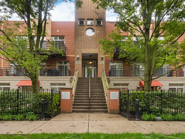 1033 E 46th St APT 303, Chicago, IL 60653