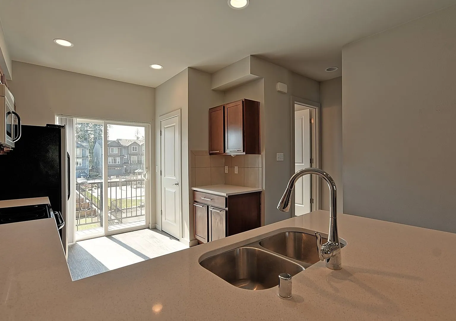 Luxury 3 Bedroom Townhome - Avail Now! — Photo 2