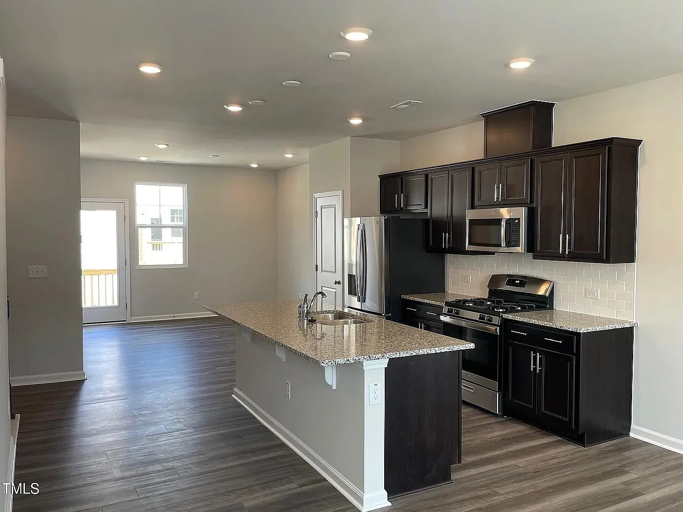 3 bed, 3.5 bath, 1682 sqft, $2,400 — Photo 2
