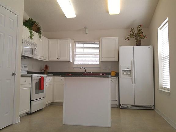 5th image of 10487 Millbrook Dr