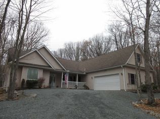 116 Washington Dr, Dingmans Ferry, PA 18328